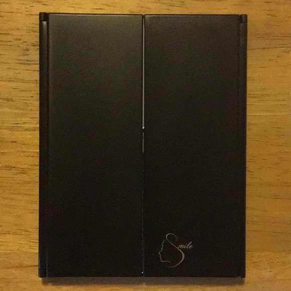 Trifold compact makeup mirror with foldable stand - Picture 1 of 7